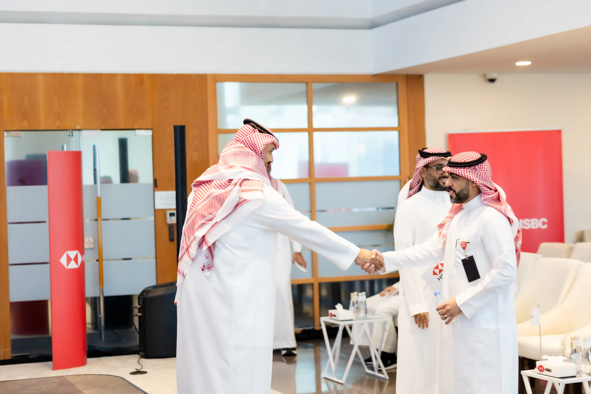 مدخل عيد بعلامة HSBC داخل بيئة العمل في الرياض